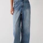 28" LENGTH LIGHT WASH CURVED LEG JEAN