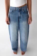 28" LENGTH LIGHT WASH CURVED LEG JEAN - Image 3