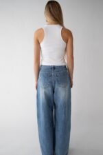 28" LENGTH LIGHT WASH CURVED LEG JEAN - Image 4