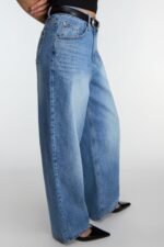 30" LENGTH LIGHT WASH CURVED LEG JEAN - Image 3